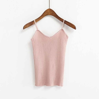 Διαφορετικά χρώματα του καλοκαιριού κορυφές των γυναικών με λεπτές τιράντες