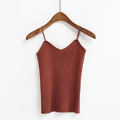 Διαφορετικά χρώματα του καλοκαιριού κορυφές των γυναικών με λεπτές τιράντες