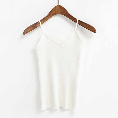 Διαφορετικά χρώματα του καλοκαιριού κορυφές των γυναικών με λεπτές τιράντες