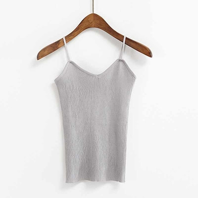 Διαφορετικά χρώματα του καλοκαιριού κορυφές των γυναικών με λεπτές τιράντες