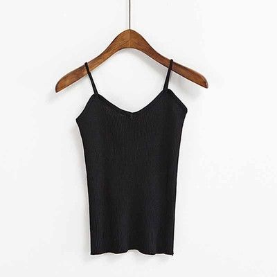 Διαφορετικά χρώματα του καλοκαιριού κορυφές των γυναικών με λεπτές τιράντες