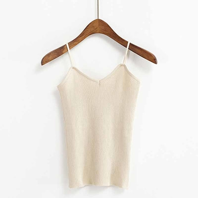 Διαφορετικά χρώματα του καλοκαιριού κορυφές των γυναικών με λεπτές τιράντες