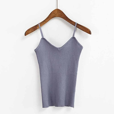 Διαφορετικά χρώματα του καλοκαιριού κορυφές των γυναικών με λεπτές τιράντες