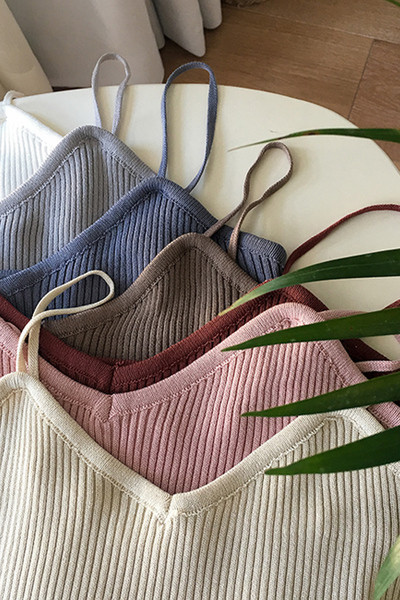 Διαφορετικά χρώματα του καλοκαιριού κορυφές των γυναικών με λεπτές τιράντες