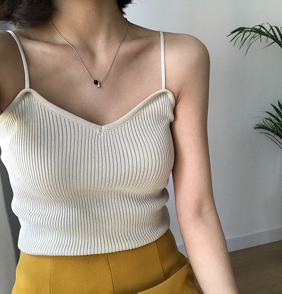 Διαφορετικά χρώματα του καλοκαιριού κορυφές των γυναικών με λεπτές τιράντες