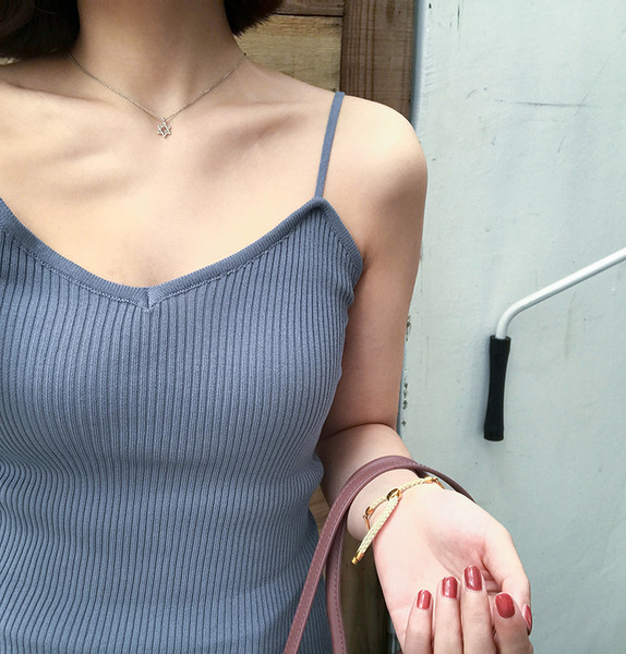 Διαφορετικά χρώματα του καλοκαιριού κορυφές των γυναικών με λεπτές τιράντες