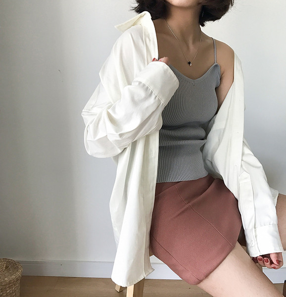 Διαφορετικά χρώματα του καλοκαιριού κορυφές των γυναικών με λεπτές τιράντες