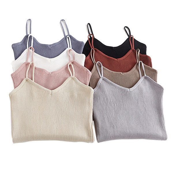 Διαφορετικά χρώματα του καλοκαιριού κορυφές των γυναικών με λεπτές τιράντες