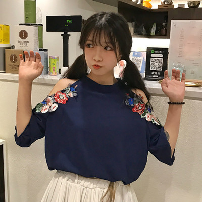 Πολύ ενδιαφέρον κυρίες μπλούζα με γυμνά ώμους και όμορφο κέντημα