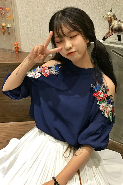 Πολύ ενδιαφέρον κυρίες μπλούζα με γυμνά ώμους και όμορφο κέντημα