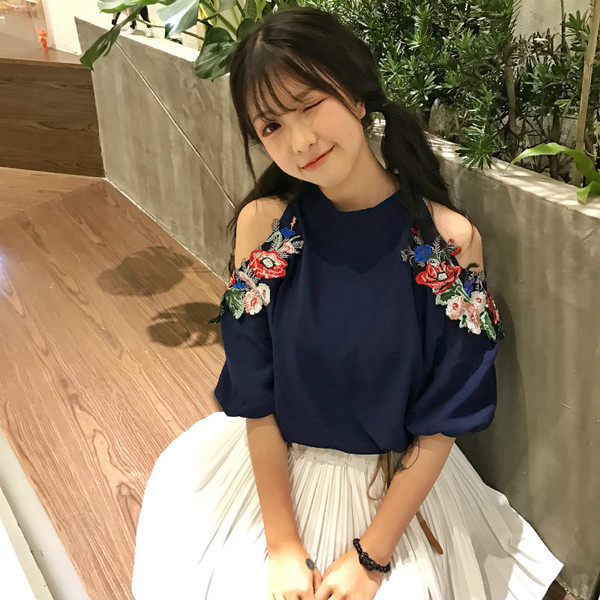 Πολύ ενδιαφέρον κυρίες μπλούζα με γυμνά ώμους και όμορφο κέντημα