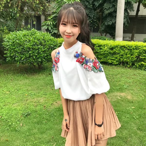 Πολύ ενδιαφέρον κυρίες μπλούζα με γυμνά ώμους και όμορφο κέντημα