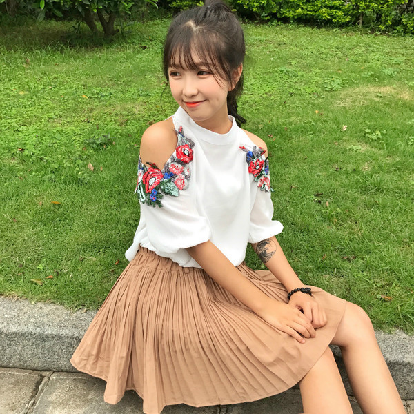 Πολύ ενδιαφέρον κυρίες μπλούζα με γυμνά ώμους και όμορφο κέντημα