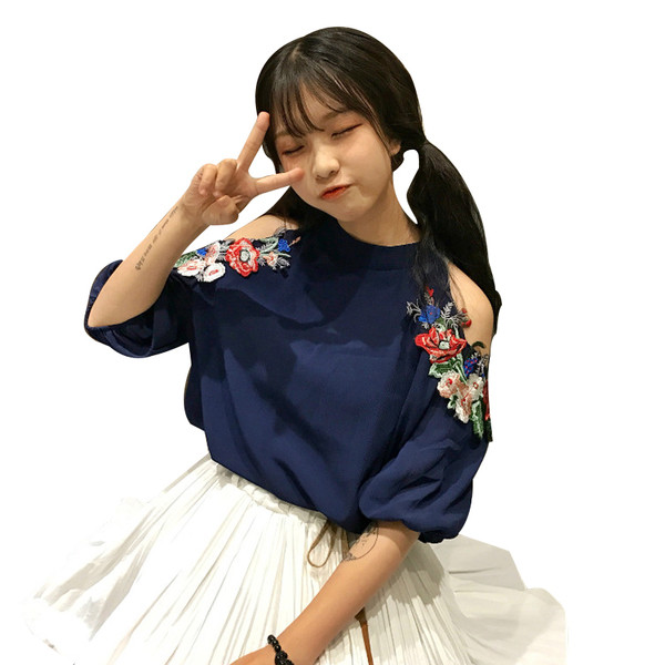 Πολύ ενδιαφέρον κυρίες μπλούζα με γυμνά ώμους και όμορφο κέντημα