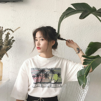 Ευρεία κυρίες T-shirt με κοντά μανίκια 3/4 και ενδιαφέρουσα εκτύπωσης - 3 χρώματα