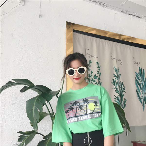 Ευρεία κυρίες T-shirt με κοντά μανίκια 3/4 και ενδιαφέρουσα εκτύπωσης - 3 χρώματα