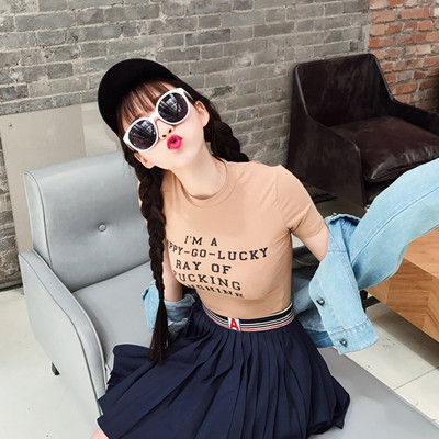 Κομψή καθημερινή λεπτό πουκάμισο με κοντά μανίκια και μια επιγραφή