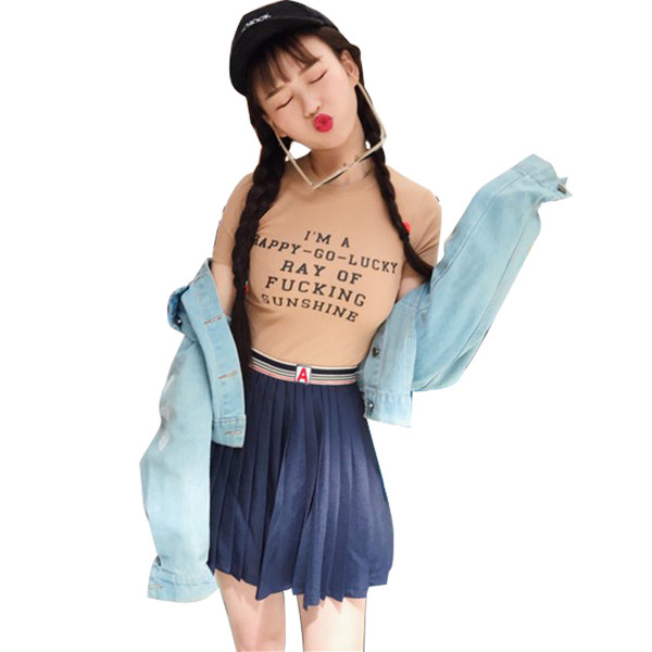 Κομψή καθημερινή λεπτό πουκάμισο με κοντά μανίκια και μια επιγραφή