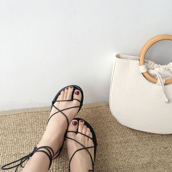 Μεγάλη ημερήσια χαμηλά και πολύ άνετα κυρίες σανδάλια με πολλά ενδιαφέροντα links γύρω από τον αστράγαλο