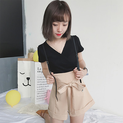 Μεγάλη μέρη κυρία που περιλαμβάνει πουκάμισο με κοντά μανίκια και πολύ ενδιαφέρουσα συνολικά με μια όμορφη κορδέλα - 3 χρώματα