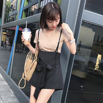 Μεγάλη μέρη κυρία που περιλαμβάνει πουκάμισο με κοντά μανίκια και πολύ ενδιαφέρουσα συνολικά με μια όμορφη κορδέλα - 3 χρώματα