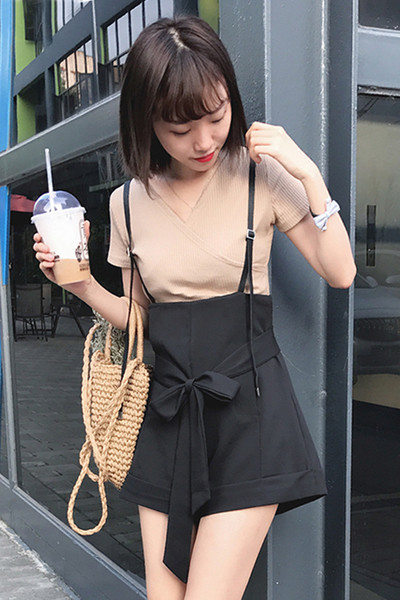 Μεγάλη μέρη κυρία που περιλαμβάνει πουκάμισο με κοντά μανίκια και πολύ ενδιαφέρουσα συνολικά με μια όμορφη κορδέλα - 3 χρώματα