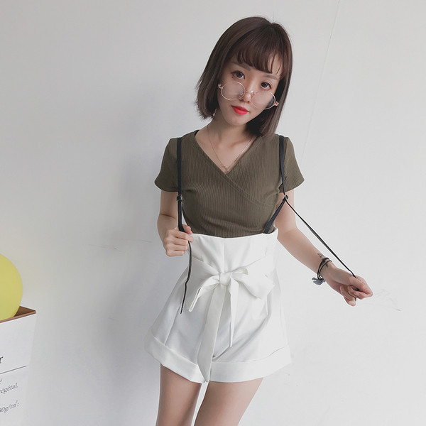 Μεγάλη μέρη κυρία που περιλαμβάνει πουκάμισο με κοντά μανίκια και πολύ ενδιαφέρουσα συνολικά με μια όμορφη κορδέλα - 3 χρώματα