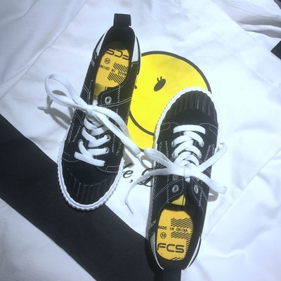 Άνετα γυναικεία παπούτσια με μακριά κορδόνια και επίπεδη αντιολισθητική σόλα