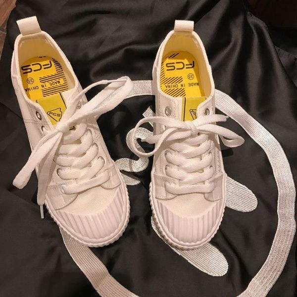 Άνετα  γυναικεία παπούτσια με μακριά κορδόνια και επίπεδη αντιολισθητική σόλα