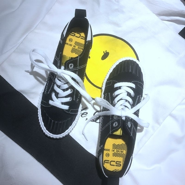 Άνετα  γυναικεία παπούτσια με μακριά κορδόνια και επίπεδη αντιολισθητική σόλα