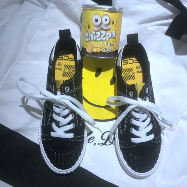 Άνετα  γυναικεία παπούτσια με μακριά κορδόνια και επίπεδη αντιολισθητική σόλα