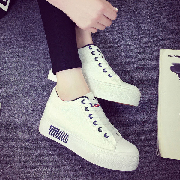 Πολύ κομψά και άνετα καθημερινά γυναικεία  πάνινα παπούτσια σε πλατφόρμα 5 εκ. Σε ποικιλία χρωμάτων