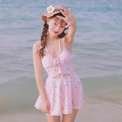 Κομψή παραλία φόρεμα με μοτίβα λουλουδιών σε ροζ και μπλε χρώμα