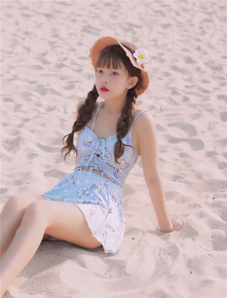 Κομψή παραλία φόρεμα με μοτίβα λουλουδιών σε ροζ και μπλε χρώμα