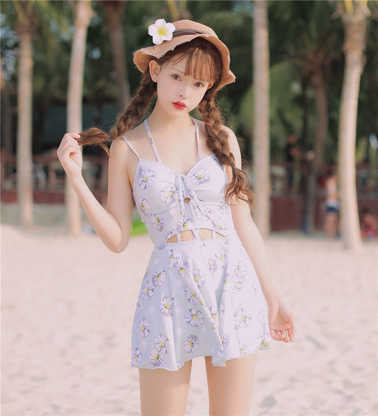 Κομψή παραλία φόρεμα με μοτίβα λουλουδιών σε ροζ και μπλε χρώμα