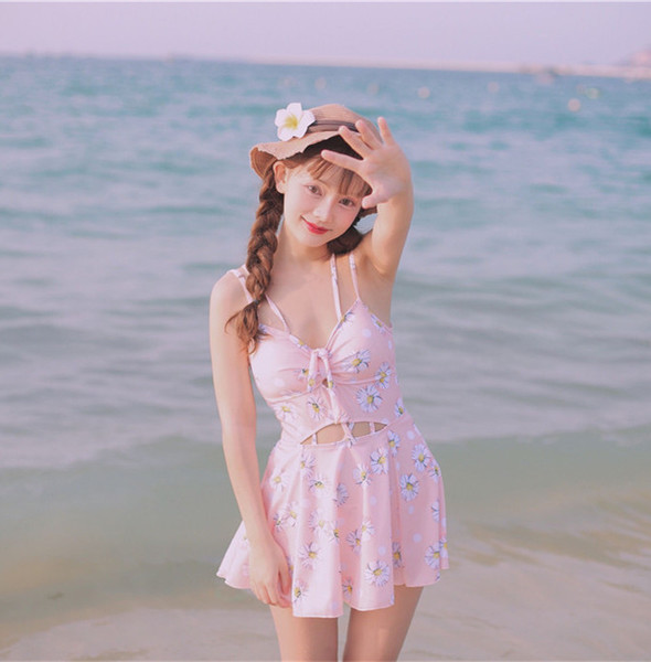 Κομψή παραλία φόρεμα με μοτίβα λουλουδιών σε ροζ και μπλε χρώμα