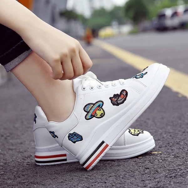 Πολύ ενδιαφέροντα casual  γυναικεία παπούτσια  με ψηλά πέλματα και πολύ όμορφο κέντημα