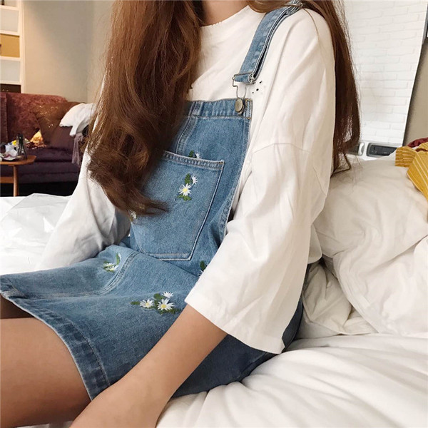 denim jumpsuit σύντομο γυναικών με μεγάλες τσέπες και κεντημένα λουλούδια
