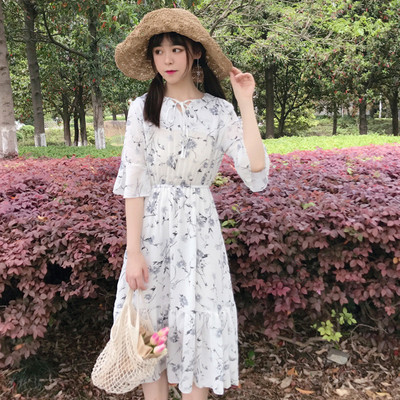 Δωρεάν λεπτό το καλοκαίρι γυναικών φόρεμα με floral μοτίβα