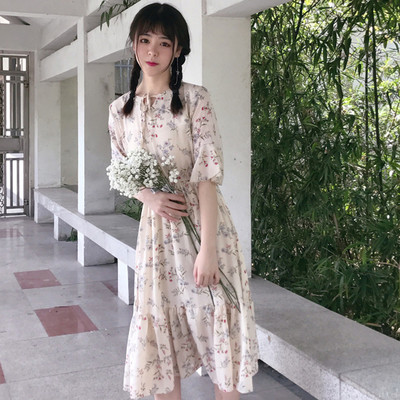 Δωρεάν λεπτό το καλοκαίρι γυναικών φόρεμα με floral μοτίβα