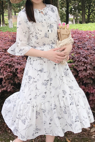 Δωρεάν λεπτό το καλοκαίρι γυναικών φόρεμα με floral μοτίβα