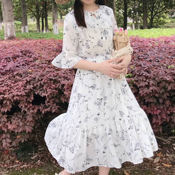 Δωρεάν λεπτό το καλοκαίρι γυναικών φόρεμα με floral μοτίβα