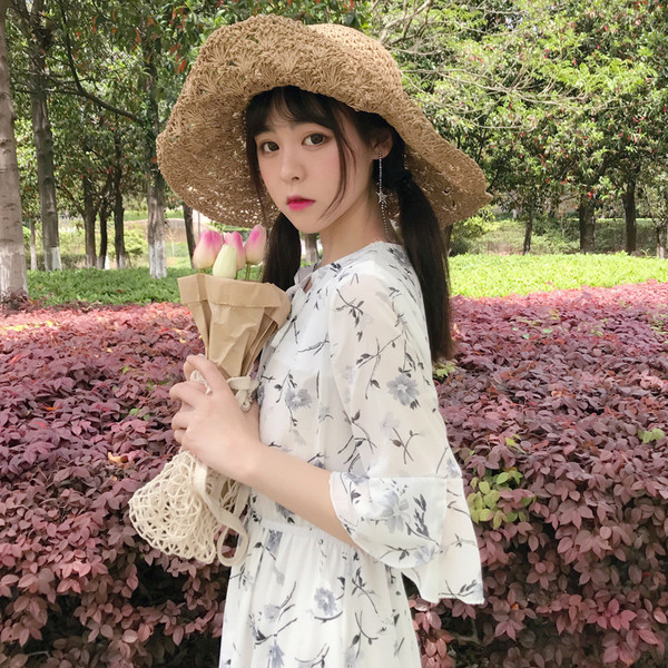 Δωρεάν λεπτό το καλοκαίρι γυναικών φόρεμα με floral μοτίβα