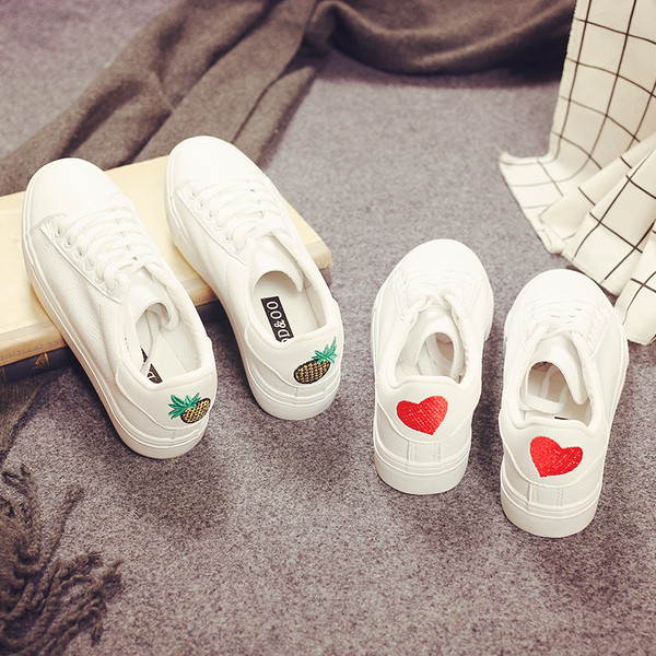 Καθημερινά πολύ άνετα γυναικεία αθλητικά παπούτσια με ενδιαφέρον κέντημα