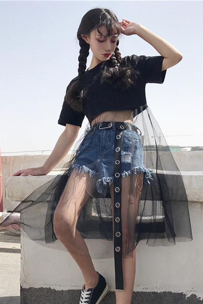 Σύντομη μαύρο κυρίες T-shirt με μακριά κρέμεται mrezhichka