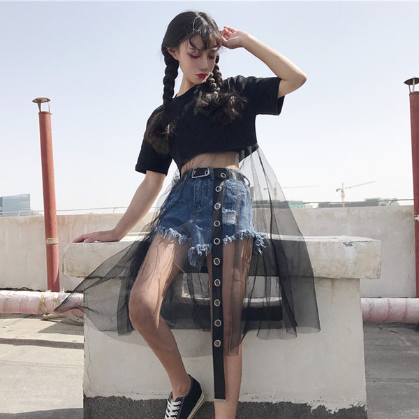 Σύντομη μαύρο κυρίες T-shirt με μακριά κρέμεται mrezhichka