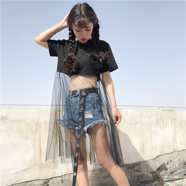 Σύντομη μαύρο κυρίες T-shirt με μακριά κρέμεται mrezhichka