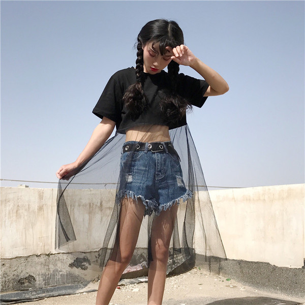 Σύντομη μαύρο κυρίες T-shirt με μακριά κρέμεται mrezhichka