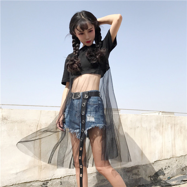 Σύντομη μαύρο κυρίες T-shirt με μακριά κρέμεται mrezhichka