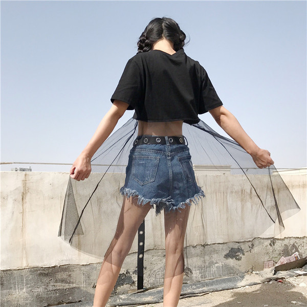 Σύντομη μαύρο κυρίες T-shirt με μακριά κρέμεται mrezhichka